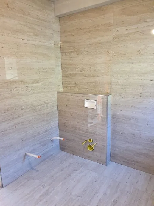 Ugradbeni WC, travertin